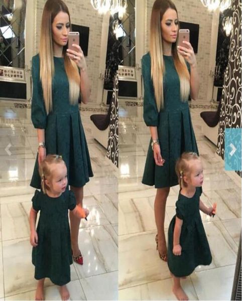 Mamãe e eu vestido família combinando roupas mãe e filha vestidos família olhar crianças pais filhos vestidos florais verde escuro 3688817