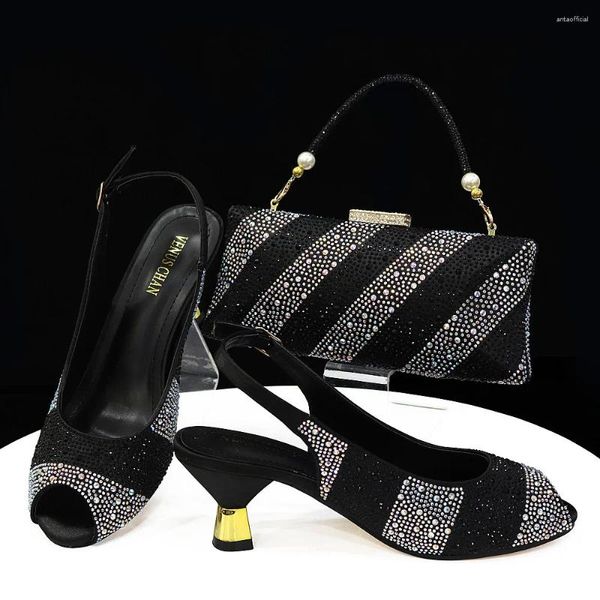 Sapatos de vestido preto ins estilo crocodilo fita texturizada e cristal colorido embelezado com alça de ombro longa conjunto de bolsa feminina