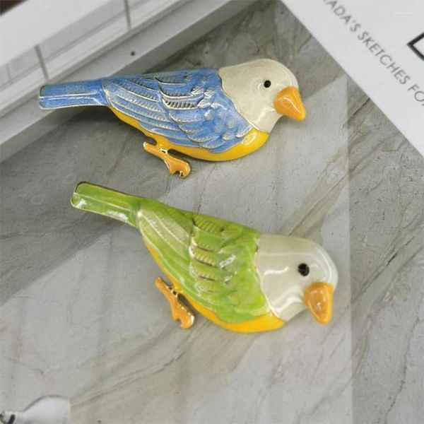 Broches linda moda jóias boutique acessório de pano pequeno animal budgie pingente pino amarelo azul esmalte bonito broche de pássaro para mulheres