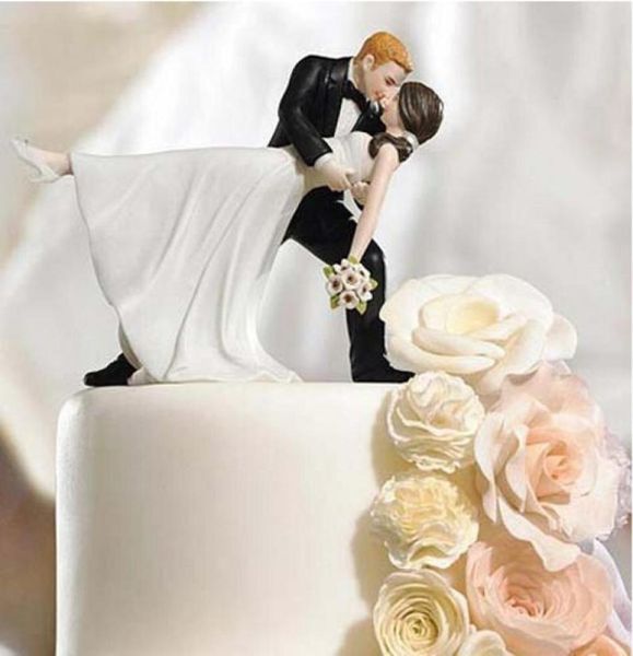 Linda decoração de bolo de casamento, branco e preto, noiva e noivo, figuras de casal, toppers, clássico, beijo, abraço, barato 9336384