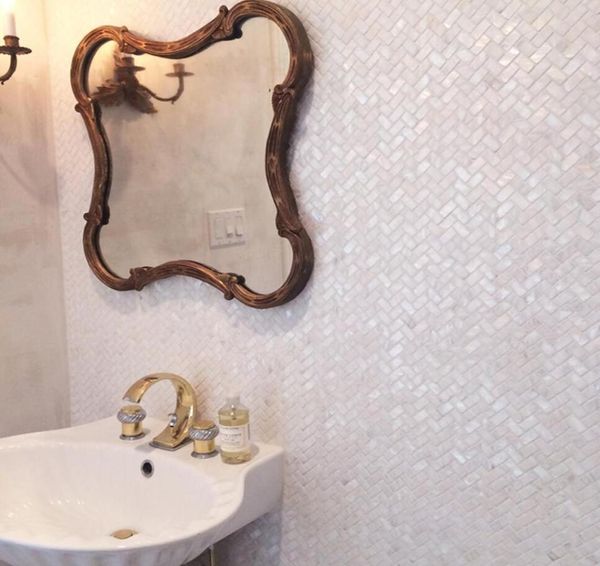 Piastrelle da cucina in mosaico di conchiglie di perle naturali super bianche, disposizione a spina di pesce, piastrelle per pareti di fondo per il bagno3991869