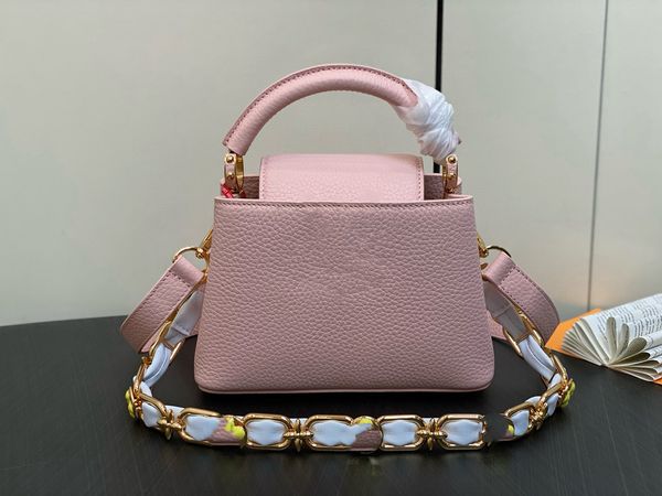 10Una borsa classica rosa con fodera verde