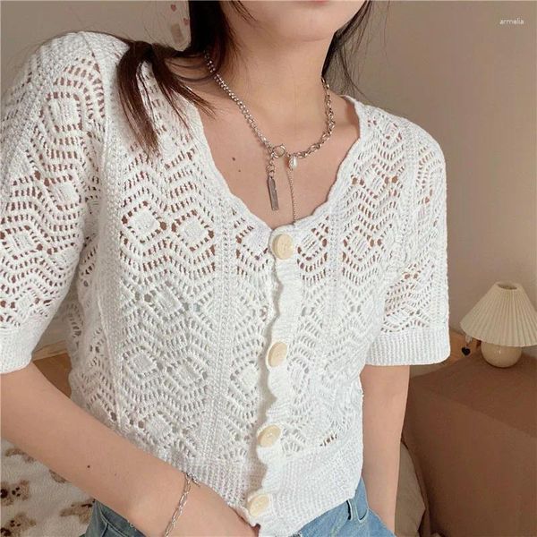 Blusas femininas TingYili V-neck oco Out Crochet Top Mulheres Verão Botão-Frente Manga Curta Camisas de Malha Estilo Coreano Senhoras Colheita Branca