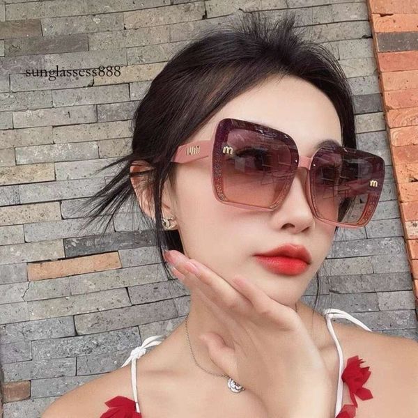 miumius Sonnenbrille für Damen, ein Gefühl von Luxus, Instagram-Sonnenbrille mit hohem ästhetischem Wert, neue UV-beständige Brille mit großem Rahmen, um kleine Gesichter zu zeigen