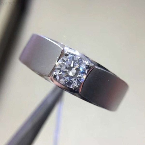 Fede nuziale maschile rotonda in moissanite da 1 ct con fascia larga personalizzata, anelli di fidanzamento in oro bianco 18 carati con disegni per uomo