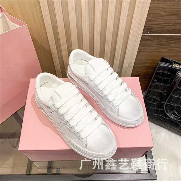 Sapatos 2024 Miao Round Head Little White para Mulheres Primavera Outono Novos Esportes de Couro e Casual Lace Up Flat Sole Board Meio Trailer Sapatos de Moda