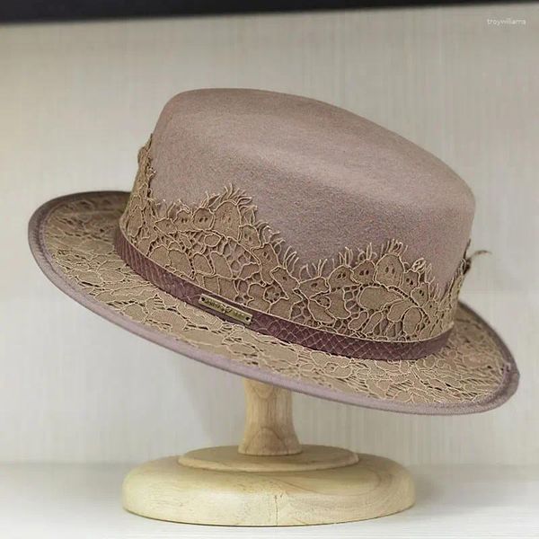 Berretti Cappello da paglietta in feltro di lana vintage Cappelli a tesa larga neri per donna Cintura con fiori in pizzo occidentale Chapeu Fedora