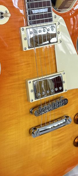 Guitarra elétrica padrão, padrão de tigre gradiente de mel, proteção de assinatura, em estoque, pacote relâmpago