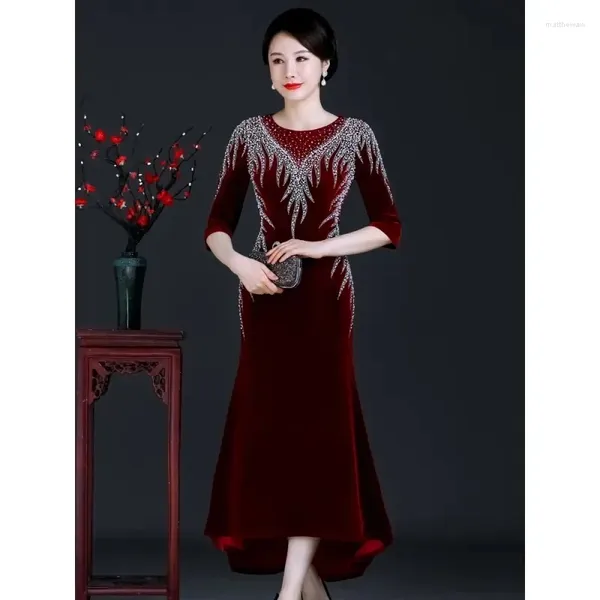 Abiti casual Donna Madre Abito da sera Banchetto Velluto Cheongsam Incontro annuale Alla sposa piace la suocera per il brindisi e la gonna di diamanti