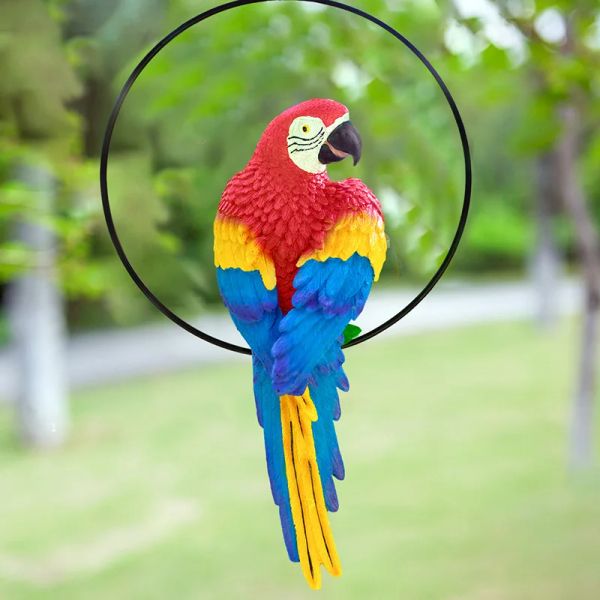 Pellicola dipinta a mano pappagallo in resina rosso giallo blu su cornice circolare in ferro decorazione da giardino ornamento da appendere per la casa all'aperto