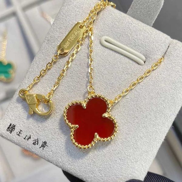 Designer Van clap Nova alta edição colar de grama de quatro folhas para mulheres luz luxo pequeno e popular fritillaria branca banhada com ouro 18K vermelho jade calcedônia XSNX