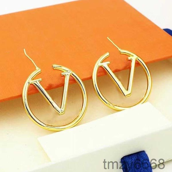 Designer di gioielli Moda Orecchini a cerchio Stud Donna Nuovo diametro Cerchio grande Semplice orecchino in acciaio al titanio per donna Brandd v Lettera Donna 31GZ