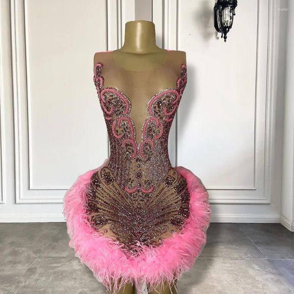 Abiti da festa Campioni reali di lusso trasparenti sexy trasparenti abiti da compleanno scintillanti diamanti rosa piume nere ragazze breve ballo di fine anno 2024