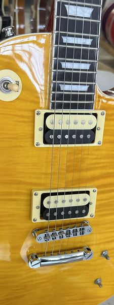 Guitarra elétrica padrão, gradiente amarelo Tiger Pattern, proteção de assinatura, em estoque, pacote relâmpago