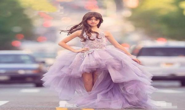 Süße lila High-Low-Blumenmädchenkleider Tüll geschichtete Puff-Mädchen-Festzug-Kleider Kinder-Abendkleider Maßgeschneidertes Ballkleid für Mädchen8139983