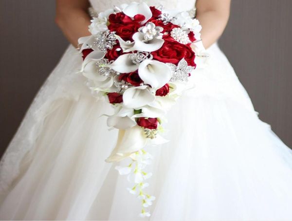 Kaskadierende Brautsträuße, Hochzeitsblumen mit künstlichen Perlen und Strasssteinen, weiße Calla-Lilien, rote Rose de Mariage, Dekoration 6043620