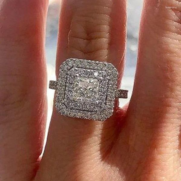Alyans 2024 Modaya uygun parmak yüzüğü geometrik kare şekilli lüks kıpır kübik zirkonya moda aksesuarları kadın mücevherleri