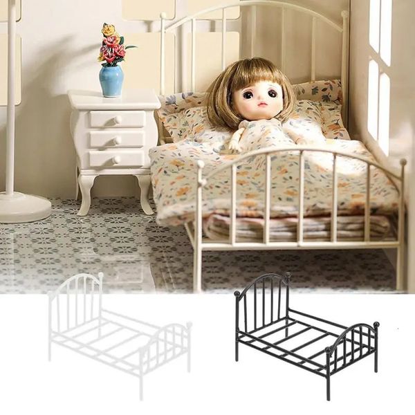 Casa de boneca cama em miniatura, design de cama única, móveis, decoração de metal vintage para quarto de criança 240223