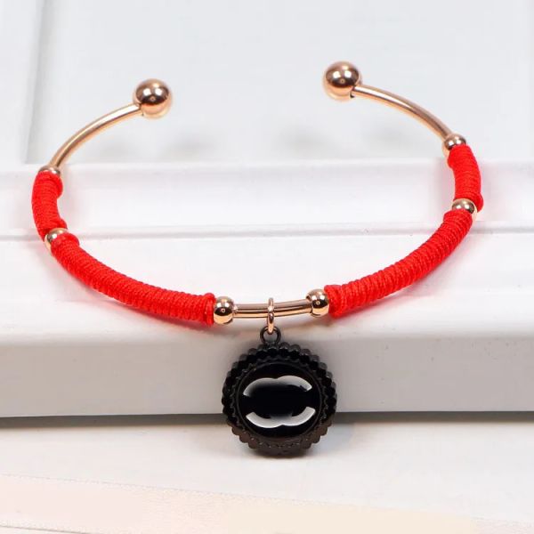 Nuovo marchio di lusso Designer Donna Uomo Ciondolo con ciondolo Lettera Bracciali Maglia in acciaio inossidabile placcato oro Bracciale Polsino Accessori per gioielli di moda Regali