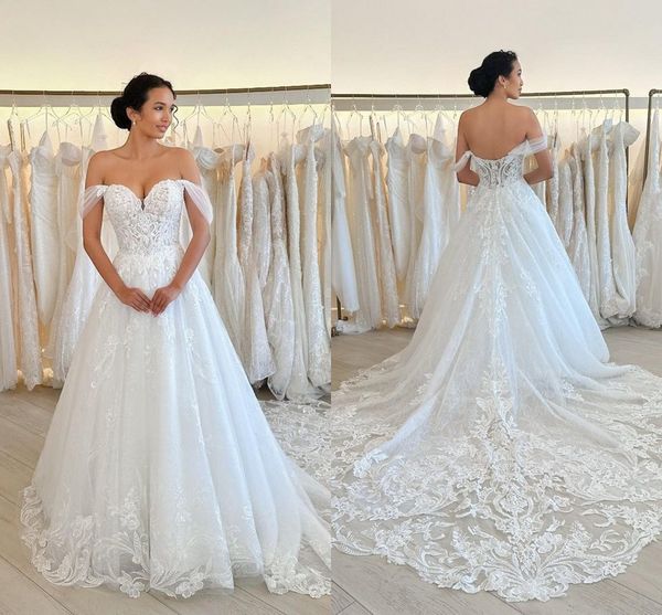 Splendidi abiti da sposa linea A taglie forti per la sposa con spalle scoperte Sweetheart pieghe in raso drappeggiato senza schienale Corte dei treni Abiti da sposa Abito da secondo ricevimento Realizzato su misura