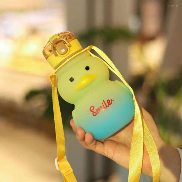 Bottiglie d'acqua da 600 ml Bottiglia carina Little Duck Kawaii Girl con bicchiere di plastica a cannuccia Grande capacità senza BPA