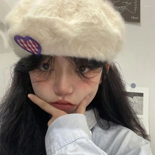 Beretler Korece Love Patch Patch Peluş Bere Cap College Style Tuet Girl Kış Çok Sıcak Tatlı Ressam Şapka Gorras