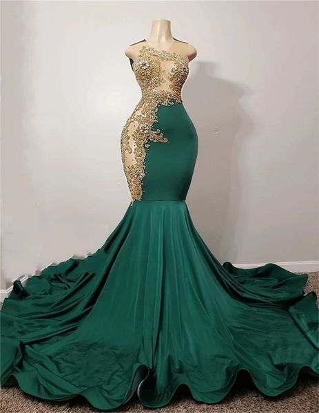 2024 Smaragdgrün Sexy Ballkleider Jewel Neck Illusion Mermaid Ärmellos Gold Spitze Applikationen Kristall Perlen Abendkleid Ballkleider Sweep Train