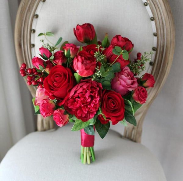 Fiori da sposa artificiali in stile occidentale Bouquet da sposa Rose rosse Peonia Tulipano Bouquet da sposa per spose Spilla da damigella d'onore Bouque3785593