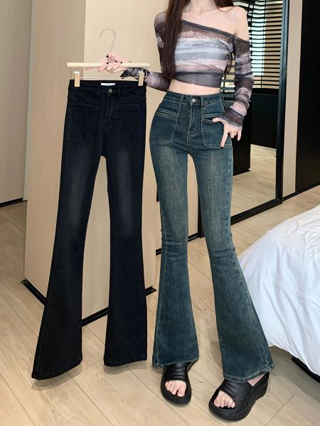 Jeans Foto in tempo reale di jeans micro corno retrò elasticizzati a vita alta da donna nell'autunno 2023, vestibilità nostalgica e slim, che mostra hei