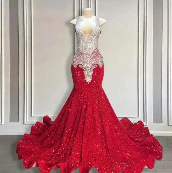 Siyah kızlar için ışıltılı kırmızı sıralı denizkızı balo elbiseleri şeffaf yular boyun rhinestones resmi parti elbise boncuklu gece önlükleri