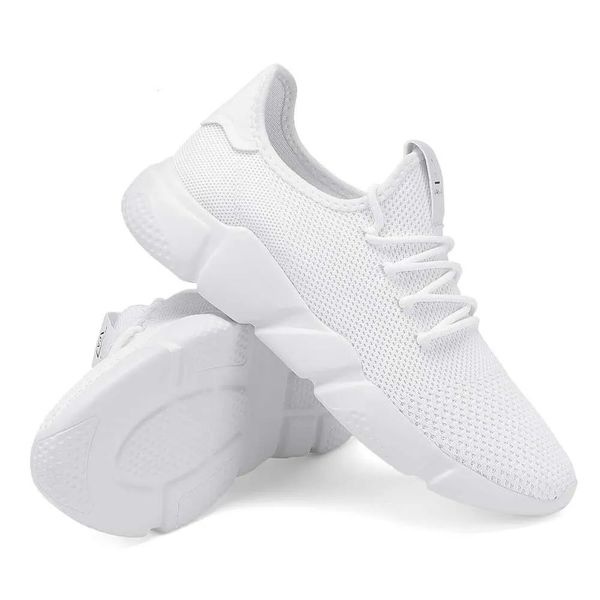 Arbeitsschuhe mit Schuhkarton. Atmungsaktive, bequeme Mesh-Oberfläche, verschleißfeste, weiche Sohle, weiße Freizeitschuhe, Sneakers, Designer-Schuhe