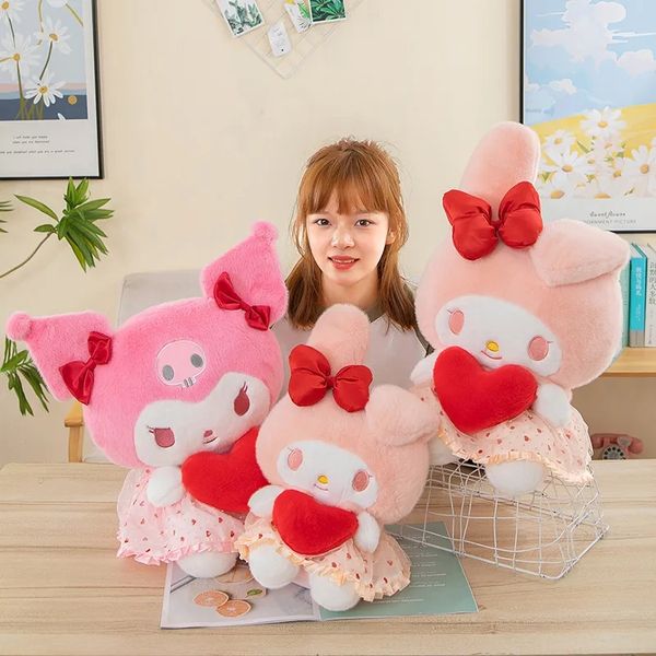 2024 Bellissimi giocattoli di peluche Kuromi che tengono il cuscino della bambola della peluche dell'animale farcito del cuore Regali all'ingrosso per il compleanno di festa di San Valentino