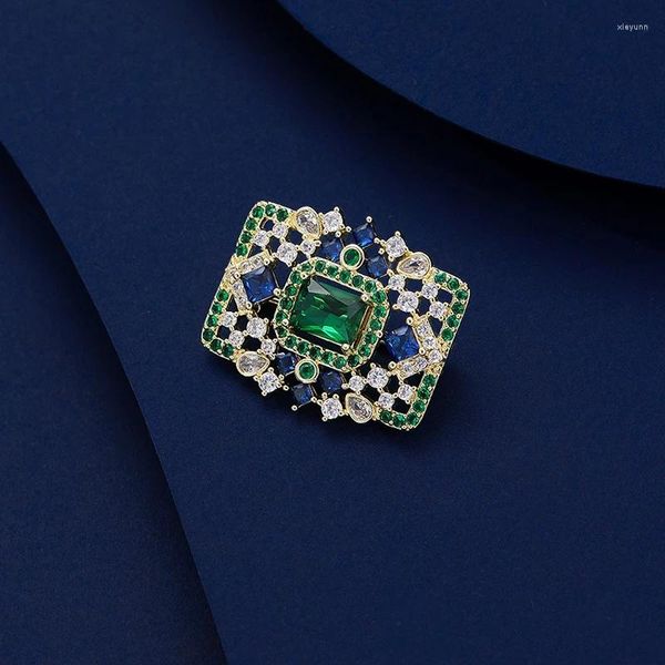 Spille SUYU Artigianato alla moda Imitazione di smeraldo Rettangolare Colore abbinato Scintillante Zircone Micro intarsiato Spilla per abbigliamento Regalo