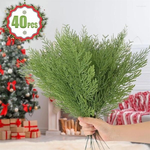 Pacote de flores decorativas com 40 membros de árvores de Natal Versáteis plásticos artificiais decorações de ramos de pinho planta