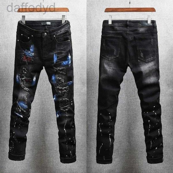 Jeans da uomo anni '20 Designer da uomo di alta qualità Distressed Stile italiano Motociclista Pantaloni denim Rock Skinny Strappato buco striscia Famoso marchio Hip Hop Jean 240305