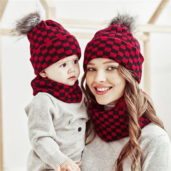 Beralar Sonbahar Kış Ebeveyn-Çocuk Örme Şapka Eşarp Seti Bayan Bebek Kırmızı Beyaz Siyah Ekose Peluş Top Dekorasyonu Sıcak Kapak Neckerchief