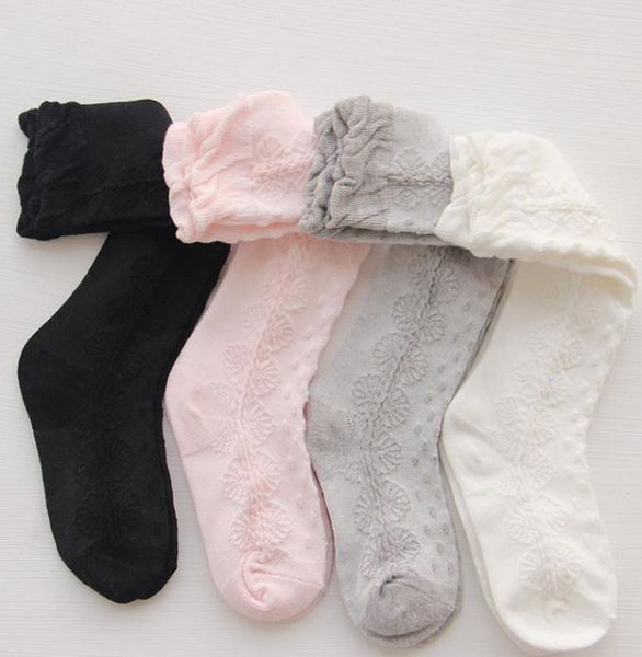 Kindersocken neue koreanische Kindersocken Mädchen Baumwolle weiche Kniestrümpfe Kinder Blumen Puff Spitzensocken Kinder lange Sockenbein A03628061635