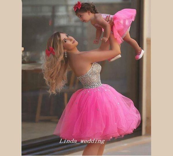 Kurzes rosa Mutter- und Tochter-Abschlussballkleid mit passenden Kristallen, sexy, maßgeschneidertes Heimkehrkleid, Partykleid, Übergröße für Mutter und Tochter1924592