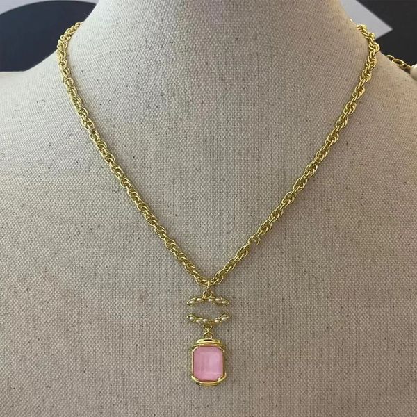 Colar de designer de luxo colares para mulheres colares de diamante pingentes correntes de osso rosa doces colares jóias de férias presentes