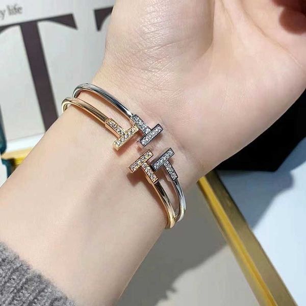 Heiße koreanische Version, minimalistisches Design, Doppel-T, klassisches, mit Diamanten eingelegtes offenes Armband für Frauen mit Titanstahl-Nischentemperament, einfach und vielseitig 0NQM