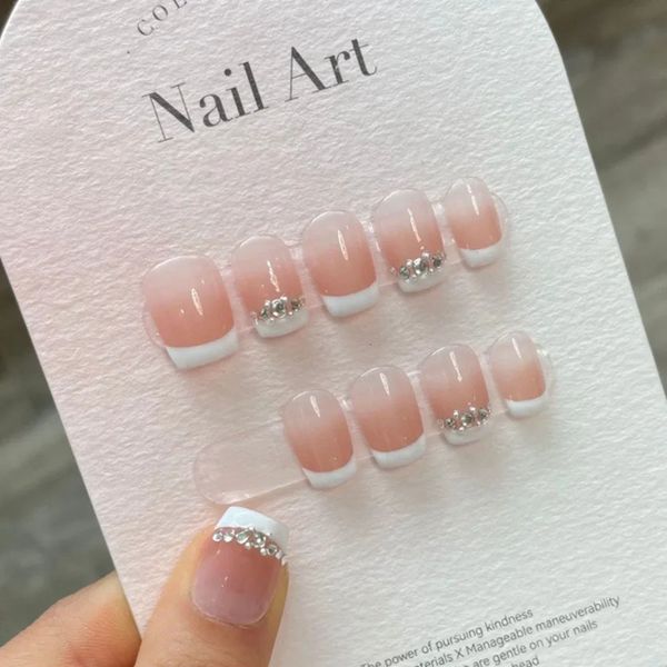 Handgemachte Nude Press on Nails Kurzer französischer Farbverlauf Wiederverwendbare selbstklebende Kunstnägel Suqare Künstliche Acryl-Nagelspitzen mit vollständiger Abdeckung 240306