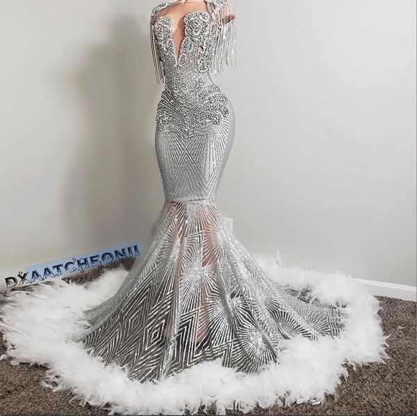 Glitzernde silberne Kristall-Meerjungfrau-Abschlussballkleider 2024 mit Perlen und Pailletten, schwarzes Mädchen-Abendkleid mit Feder, ärmellose Partykleider, Robes De Soiree, weibliches Vestido Noche