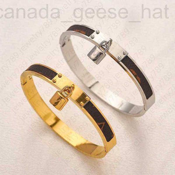 Pulseira de grife de estilista novo estilo pulseiras femininas jóias de luxo selo couro 18k ouro penteado aço inoxidável aço feminino presentes de casamento por atacado tbxt