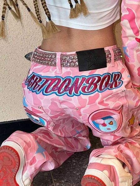 Jeans da donna Jeans dritti con motivo cartoon rosa mimetico adatti per le donne Borsa Y2K street hip-hop design nicchia piccante ragazza street jeans a gamba larga J240306