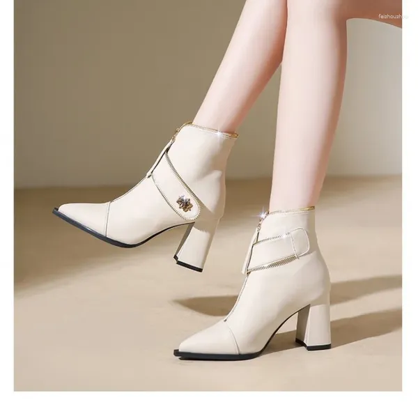 Сапоги 2024, женские зимние ботинки с острым носком, толстой подошвой и молнией спереди, модные высокие каблуки