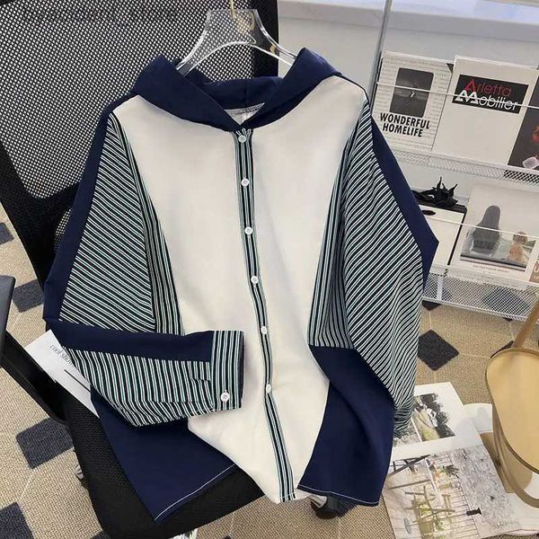 Camicie casual da uomo Donna 2023 Primavera e autunno Nuovo design Sense Stripe Camicia con cappuccio Cardigan ampio Sottile contrasto di colore Protezione solare Abbigliamento L240306