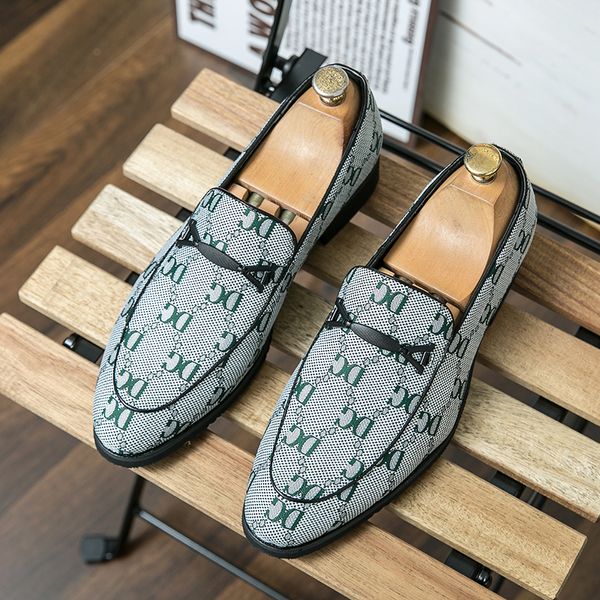 Mocassins masculinos tecido jeans estampado ferradura fivela decoração salto baixo sapatos de couro pontiagudos