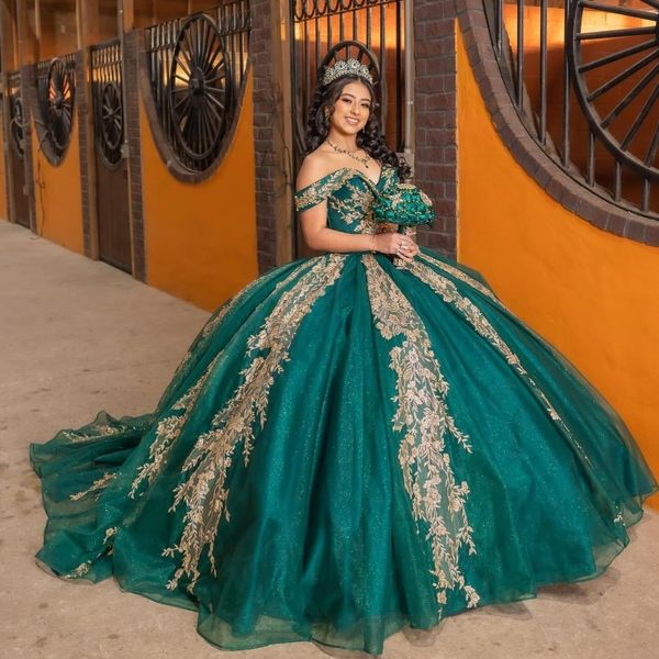 Vestidos quinceanera verde esmeralda para 16 meninas, ombro de fora, apliques dourados, contas de renda, tull, princesa, vestidos de baile, aniversário, baile