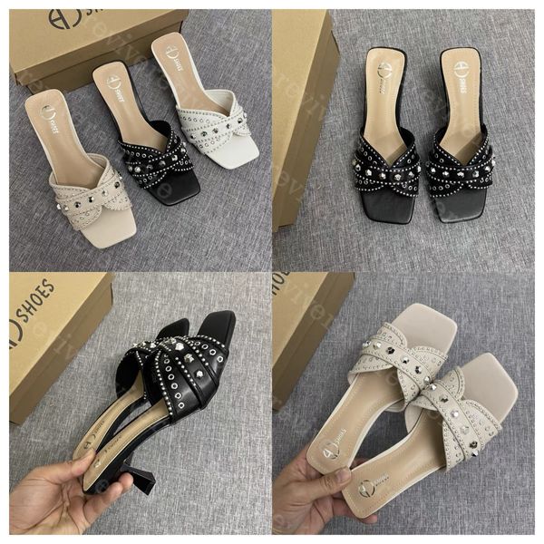 Nuove scarpe eleganti di lusso estive Punk Testa quadrata Tacco medio Pantofole con rivetti a una linea Tacchi sottili da donna che indossano sandali open toe Tacchi alti esterni Suola in gomma 5 cm