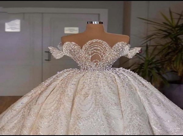 Роскошное бальное платье с жемчугом Свадебные платья Кружевные аппликации с прозрачным вырезом и круглым вырезом Свадебные платья Дубай Аравия Vestidos De Novias6421878